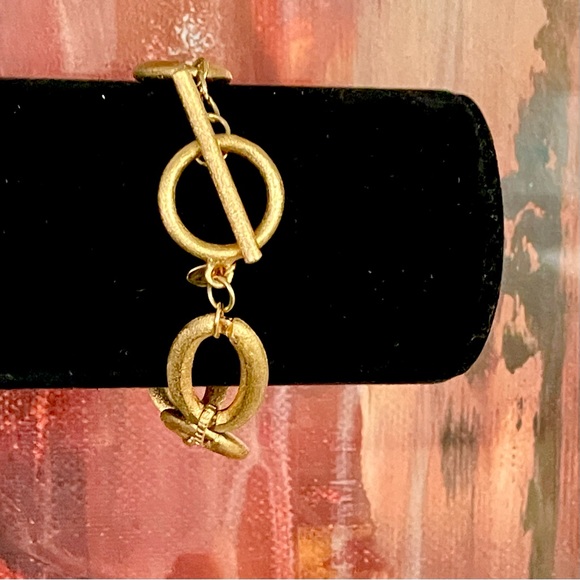 RIVKA FRIEDMAN 18K GOLD CLAD BOLD SATIN OVAL LINK STATION TOGGLE BAR BRACELET - Picture 2 of 10